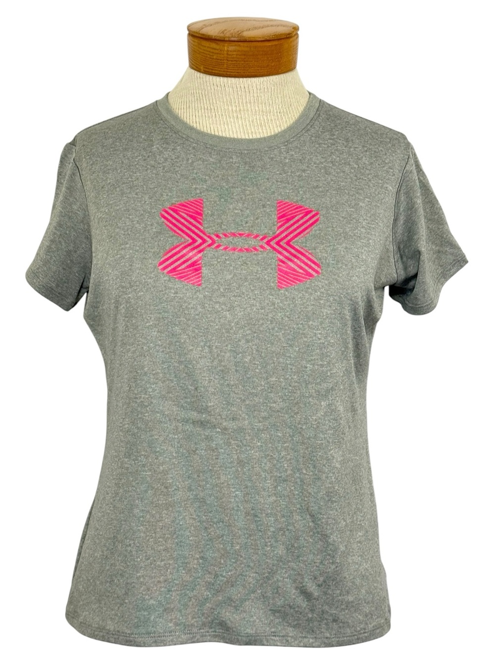 𝘜𝘯𝘥𝘦𝘳 𝘈𝘳𝘮𝘰𝘶𝘳 Gray 𝘏𝘦𝘢𝘵𝘎𝘦𝘢𝘳 𝘗𝘪𝘯𝘬 𝘓𝘰𝘨𝘰 Short Sleeve Tee youth large